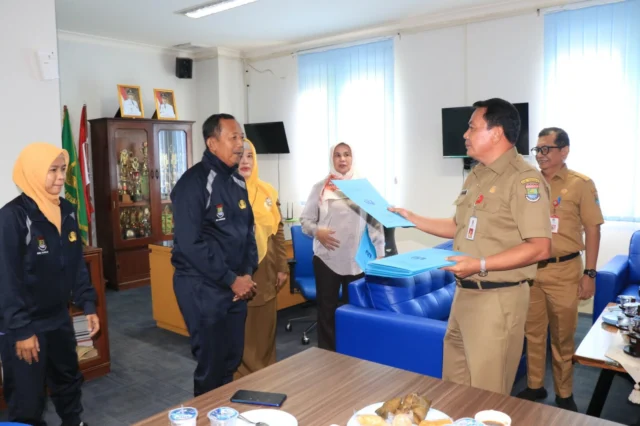 Sekretaris Daerah (Sekda) Kabupaten Tangerang Moch Maesyal Rasyid Lepas Atlet Pornas XVI Korpri Kabupaten Tangerang, Foto. (Istimewa)