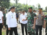 Bupati tangerang berbaju putih terima kasih kepada seluruh jajaran TNI, Foto. (Istimewa)