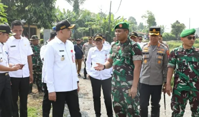 Bupati tangerang berbaju putih terima kasih kepada seluruh jajaran TNI, Foto. (Istimewa)