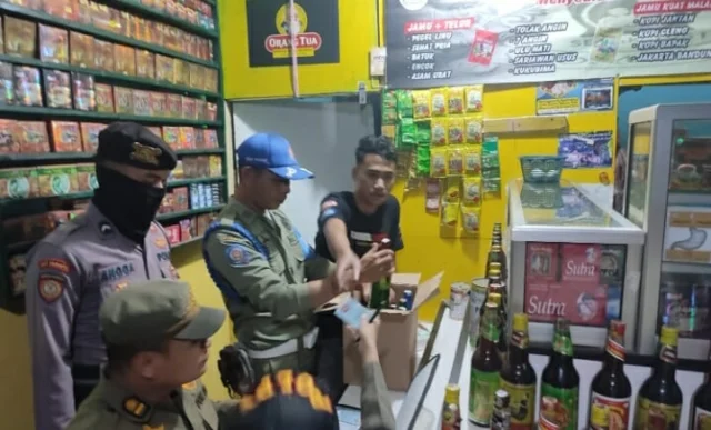 Satpol PP) Kabupaten Tangerang melaksanakan tempat usaha Depot Jamu di lima kecamatan, Foto. (Istimewa)