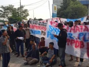 Sejumlah massa yang mengatasnamakan Gerakan Sepatan Bersatu ( GSB) di depan SMKN 2 Kabupaten Tangerang Jalan Raya mauk kecamatan, Senin (24/07/2023).Foto Pelitabanten.com. (Istimewa)