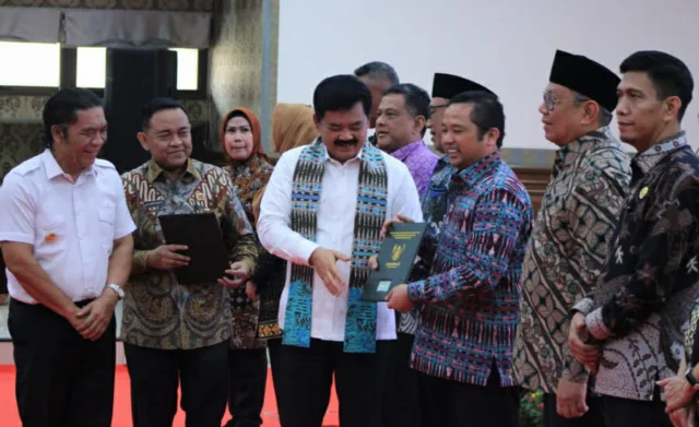 Menteri ATR/BPN Serahkan Ratusan Sertifikat Aset Pemerintah Kota dan Kabupaten serta BUMN se-Provinsi Banten