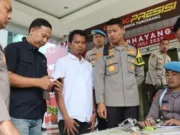 Kombespol dr. Sigit Dani Setiono pemeriksaan dan pengecekan berkala senjata api, Foto. (Istimewa)