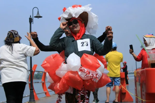 Heboh! Emak-Emak Lomba fashion show di Jogging Track Danau Cipondoh