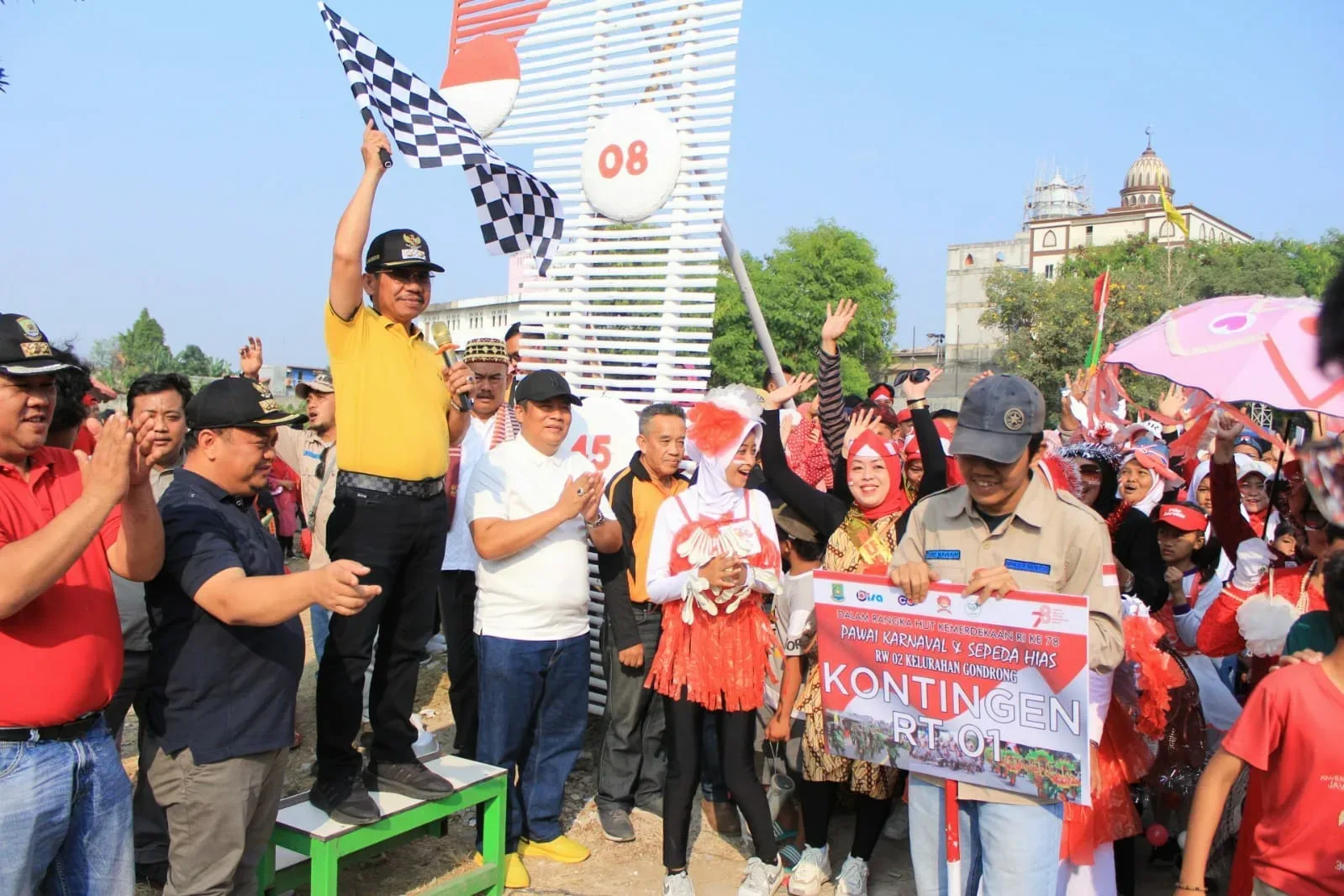 Karnaval Kemerdekaan RW 02 Gondrong Manfaatkan Limbah Jadi Pakaian Unik