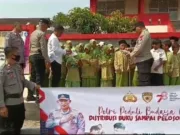 Peringati Kemerdekaan, Polsek Legok Distribusikan Ratusan Buku ke SDN Serdang Wetan