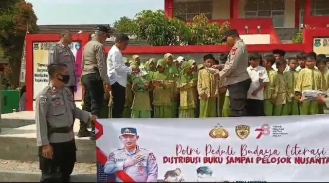 Peringati Kemerdekaan, Polsek Legok Distribusikan Ratusan Buku ke SDN Serdang Wetan