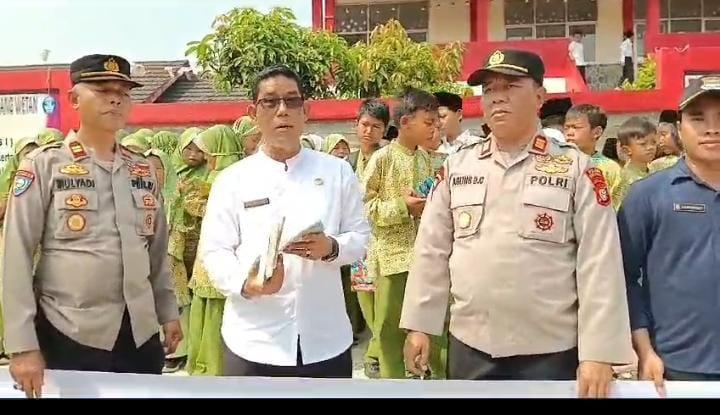 Peringati Kemerdekaan, Polsek Legok Distribusikan Ratusan Buku ke SDN Serdang Wetan