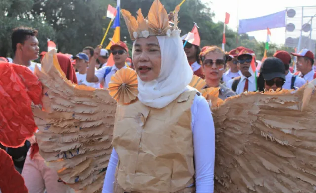 Karnaval Kemerdekaan RW 02 Gondrong Manfaatkan Limbah Jadi Pakaian Unik