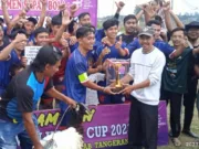 Final Pertandingan sepak bola antar kejaroan di desa sarakan Kecamatan sepatan, Kepala desa Halimi serahkan hadiah 1 ekor kambing. Foto. Pelitabanten.com, minggu.(20/08/23).