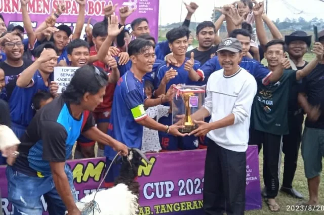 Final Pertandingan sepak bola antar kejaroan di desa sarakan Kecamatan sepatan, Kepala desa Halimi serahkan hadiah 1 ekor kambing. Foto. Pelitabanten.com, minggu.(20/08/23).