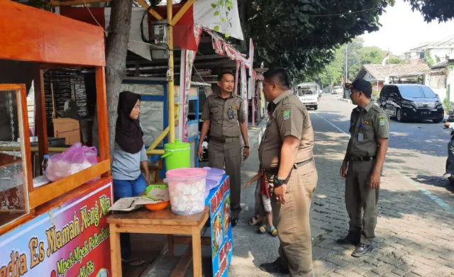 Dilarang Berjualan di Bahu Jalan, Trantib Karawaci Tertibkan Puluhan PKL