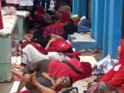 Puluhan pedagang Kutabumi yang mayoritas merupakan ibu-ibu, memilih menginap dan tidur di dalam pasar lantaran khawatir terjadi pembongkaran rirevitalisasi oleh Perumda Niaga Kerta Raharja. Foto.(Istimewa)