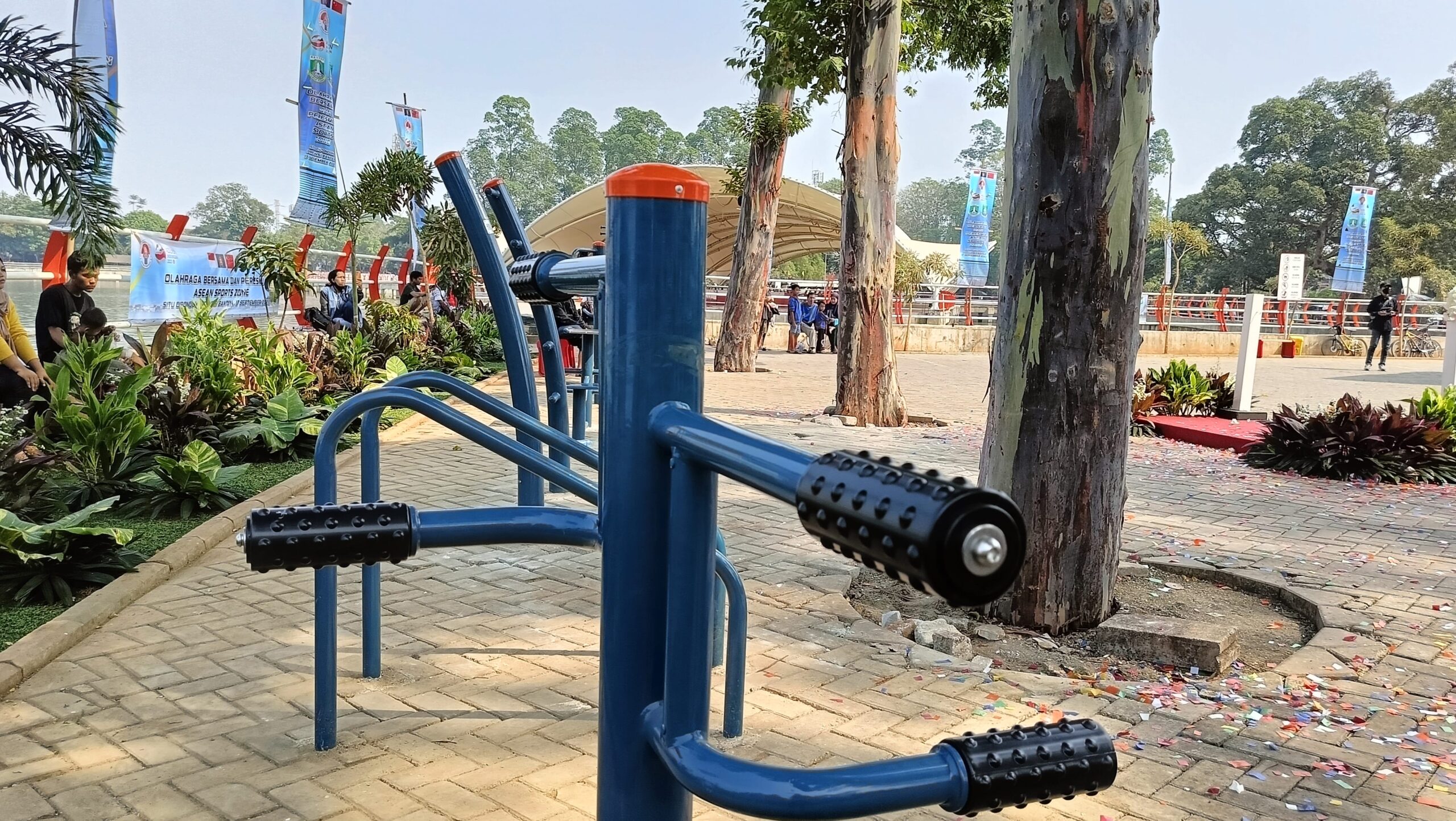 Makin Memikat, Kemenpora Pasang Sarana Olahraga Fitness Outdoor di Situ Cipondoh