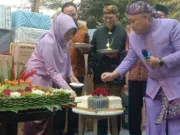 HUT RSUD Balaraja Ke 12 Berjalan Lancar.dr.Hj.Cora Usman saat pemotongan tumpeng dan kue ulang tahun,Foto. (Istimewa)