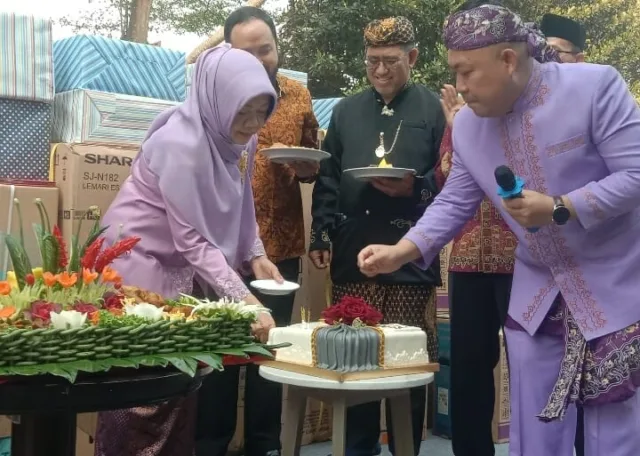 HUT RSUD Balaraja Ke 12 Berjalan Lancar.dr.Hj.Cora Usman saat pemotongan tumpeng dan kue ulang tahun,Foto. (Istimewa)