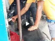 Vidio yang sempat viral terang-terangan,menjual minuman keras jenis ciu,tepatnya dipinggir jalan raya total regensi depan SMPN 12 Sangiang. Foto. Pelitabanten.com.(Ist)