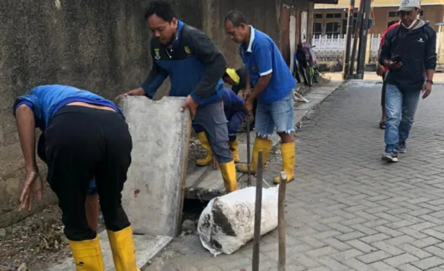 Patut Disupport, Dinas PUPT Bareng Warga RW 04 Perum Cimone Mas Permai II Tangerang Antisipasi Banjir