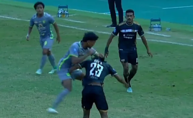 Tahan Imbang Persebaya 1-1, Pemain Dewa United Terkapar Pasca Terbentur Sikut dan Dengkul