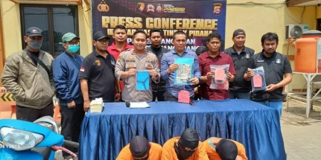 Kapolsek Panongan Iptu Hotma P.A Manurung dan, anggota Reksrim yang di pimpin Kanit Reskrim Polsek Panongan IPDA Irruandy Aritonang. Saat melakukan konferensi pers, Foto. (Istimewa)