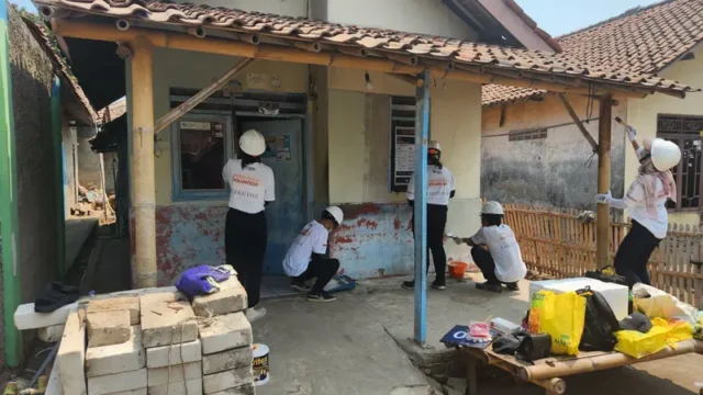 Peringati Sumpah Pemuda, Habitat for Humanity membangun rumah tak layak huni di Mauk Tangerang, Foto. (Istimewa)