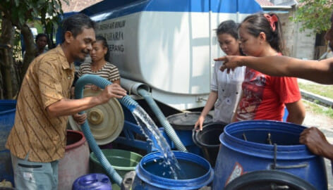 Pemkab Tangerang menyalurkan bantuan air bersih, Foto. (Istimewa)