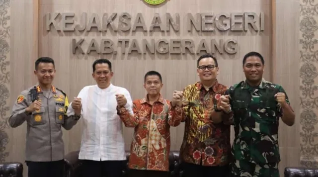 Kiri ke kanan : Kapolresta Tangerang Kombes Pol Sigit Dany Setiyono, Penjabat Bupati Tangerang Andy Ony Prihartono, mantan Kajari Kabupaten Tangerang Ferry Herlius, Kajari Kabupaten Tangerang Ricky Tommy Hasiholan, dan Dandim 0510 /Tigaraksa Letkol Arh Sarip SB pada acara pisah sambut di Kantor Kejaksaan Negeri Kabupaten Tangerang, (Foto : Istimewa