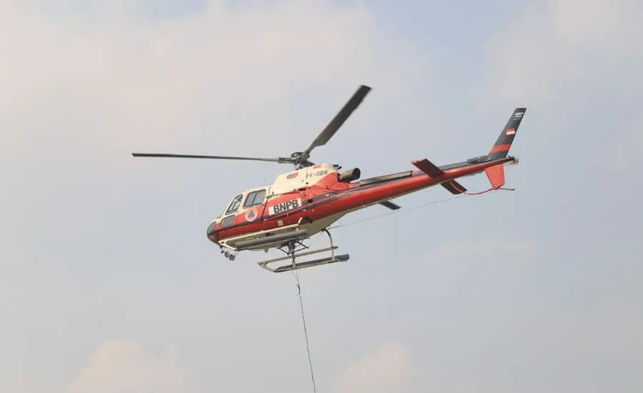 Dua Helikopter Water Boombing Bakal Percepat Pemadaman TPA Rawa Kucing