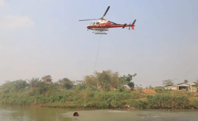 Helikopter Water Bombing Datang di Hari ke- 4 Kebakaran TPA Rawa Kucing