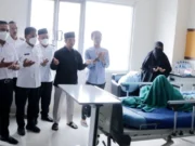 Rombongan Santri Al-Umm Tangerang Kecelakaan di Puncak, Arief Jenguk Korban