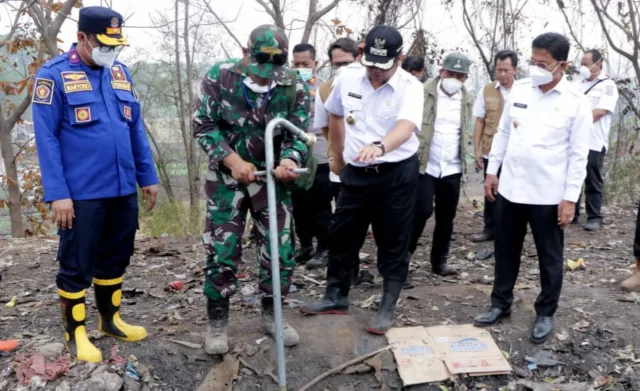 Selain Water Boombing, Proses Pemadaman TPA Rawa Kucing Gunakan Metode Injeksi