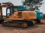 dua unit alat berat excavator berwarna kuning dan hijau berada di lokasi yang masih terparkir.Foto.(Istimewa)