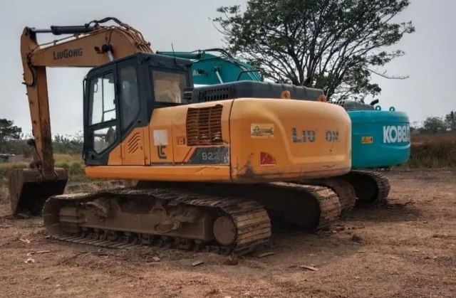 dua unit alat berat excavator berwarna kuning dan hijau berada di lokasi yang masih terparkir.Foto.(Istimewa)