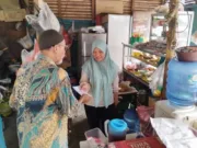 Petugas Perumda Pasar NKR distribusikan surat imbauan agar pedagang menempati TPPS, Foto. (Istimewa)