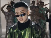 Lirik Lagu 100 Degrees dan Terjemahan - Rich Brian