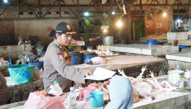 Pemkab Tangerang melalui Satpol PP melayangkan surat teguran pertama kepada para pedagang yang masih beraktivitas di area Pasar Kutabumi, Foto. (Istimewa)