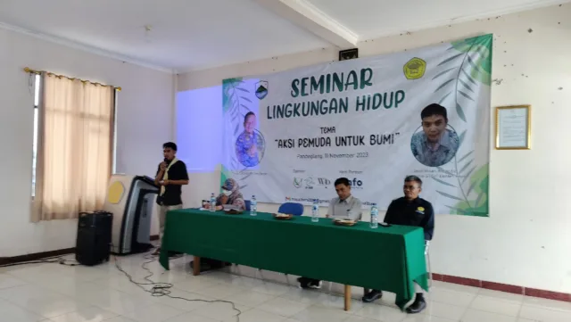 Nega Saputra, Ketua Mapalbara STISIP Banten Raya Pandeglang saat memberikan sambutan pada acara seminar lingkungan hidup.