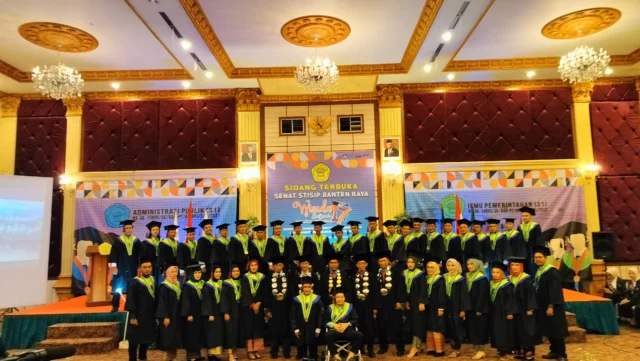 Para Sarjana Ilmu Pemerintahan STISIP Banten Raya pada sidang terbuka senat wisuda ke 17, pada Kamis (23/11/2023).