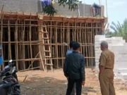 Camat Sukadiri H. Ahmad Hapid, M.Si, melakukan inspeksi mendadak (sidak) atas bangunan yang diperuntukan buat toko minimarket Indomaret di Desa Pekayon, Foto. (Istimewa)