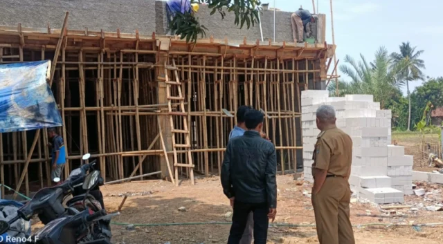 Camat Sukadiri H. Ahmad Hapid, M.Si, melakukan inspeksi mendadak (sidak) atas bangunan yang diperuntukan buat toko minimarket Indomaret di Desa Pekayon, Foto. (Istimewa)