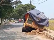 Mobil yang melintasi pipa air bersih di Jalan Raya Pakuhaji Kabupaten Tangerang terkesan asal dan abai keselamatan pengendara pengguna jalan.Foto.(Istimewa)