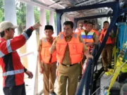 Muhammad Moch Maesyal Rasyid meninjau kapal Neon Moon II di Sungai Cisadane,Foto.(Istimewa)