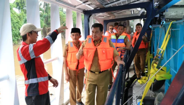 Muhammad Moch Maesyal Rasyid meninjau kapal Neon Moon II di Sungai Cisadane,Foto.(Istimewa)