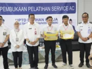 Pj Bupati Tangerang Andi Ony dan Camat Kosambi H. Asmawi, membuka pelatihan cukur rambut dan service AC, Foto. (Istimewa)