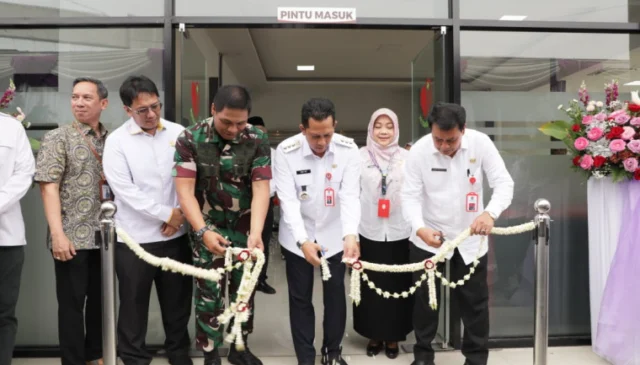 Pj Bupati Tangerang Andi Ony meresmikan gedung jaminan kesehatan dan launching Adaptif Rumah Sakit Terdepan) di RSUD Balaraja, Foto. (Istimewa)