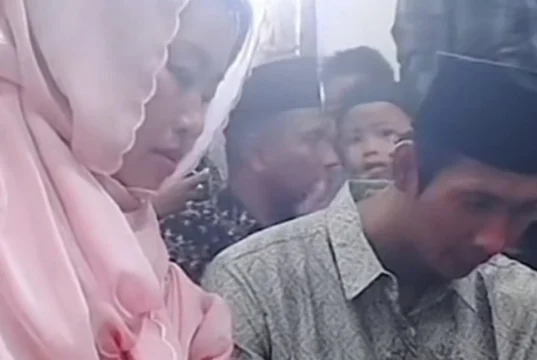 Pinkan Mambo dan Arya Khan sa'at melangsungkan akad nikah.Photo, (Istimewa)