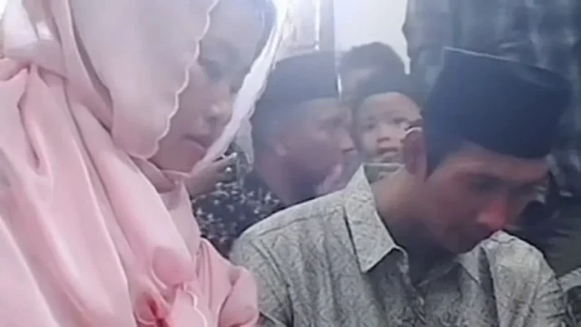 Pinkan Mambo dan Arya Khan sa'at melangsungkan akad nikah.Photo, (Istimewa)