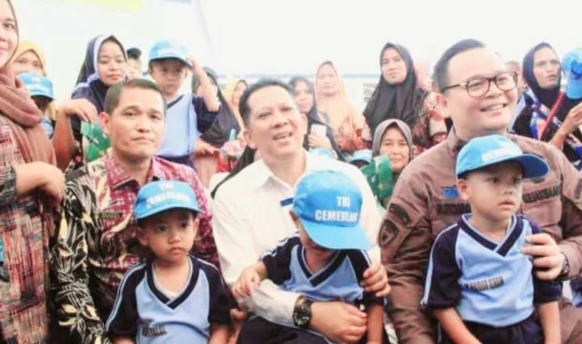 Pj Bupati Tangerang Andi Ony besama kepala desa tegal Kunir lor didampingi unsur Forkopimda di Halaman Kantor Desa Tegal Kunir Lor,Foto.(Istimewa)