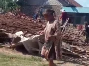 Sebuah rumah milik asmani warga kampung cipaniis Rt 13/04 desa ranca bango kecamatan rajeg kabupaten tangerang ambruk setelah diterjang angin kencang, Photo: (Istimewa)