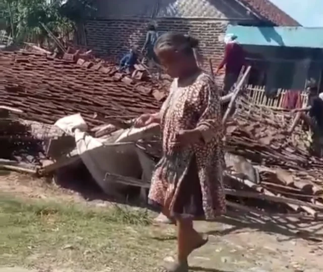 Sebuah rumah milik asmani warga kampung cipaniis Rt 13/04 desa ranca bango kecamatan rajeg kabupaten tangerang ambruk setelah diterjang angin kencang, Photo: (Istimewa)